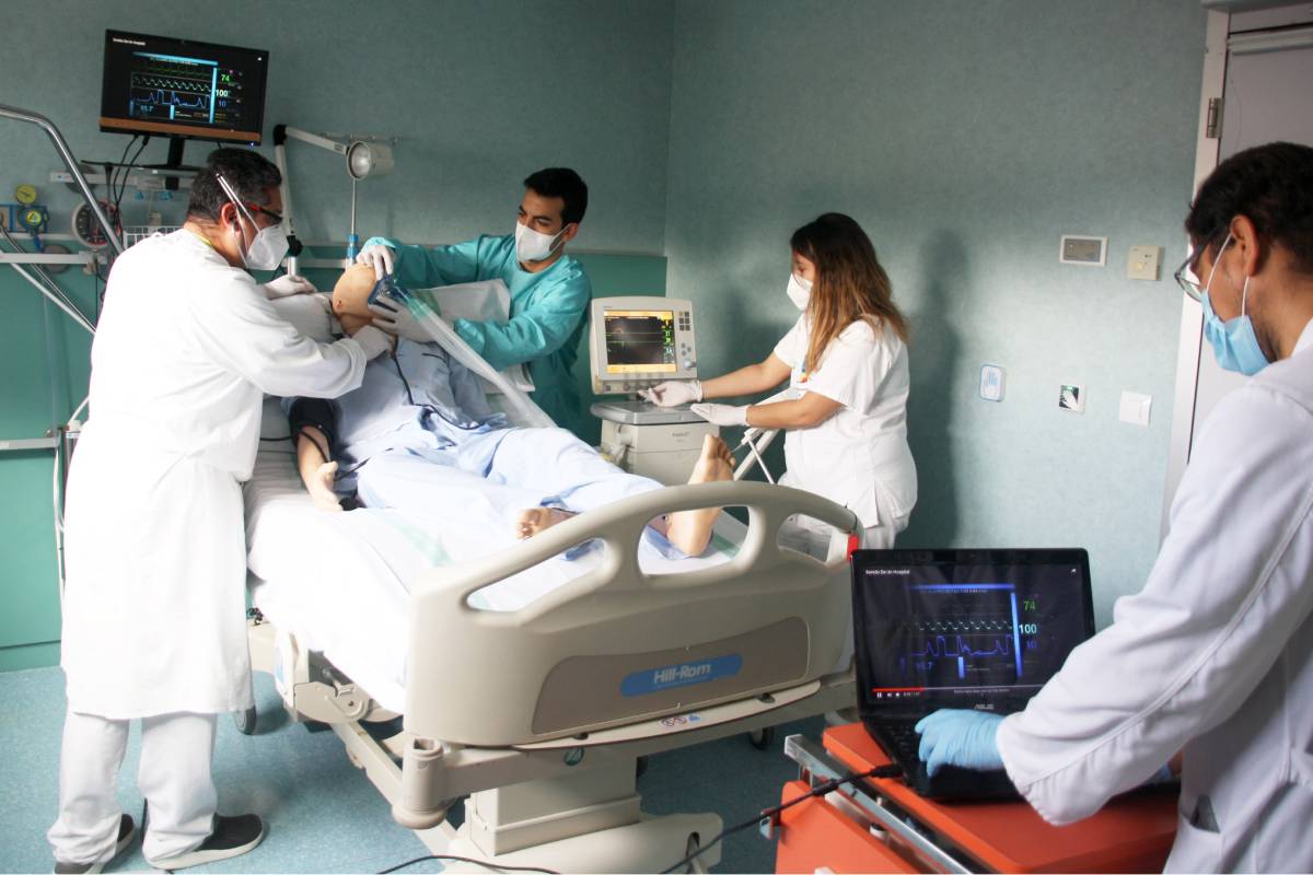 Profesionales del Hospital Mancha Centro participando en una simulación para mejorar la calidad de la atención a los pacientes de Urgencias (Gobierno de Castilla-La Mancha)